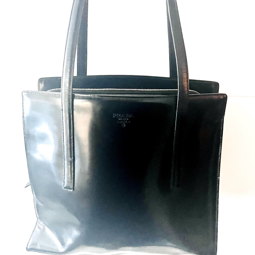 Gorgeous Prada Leather Shoulder handbag EUC black leather her with silver zipper